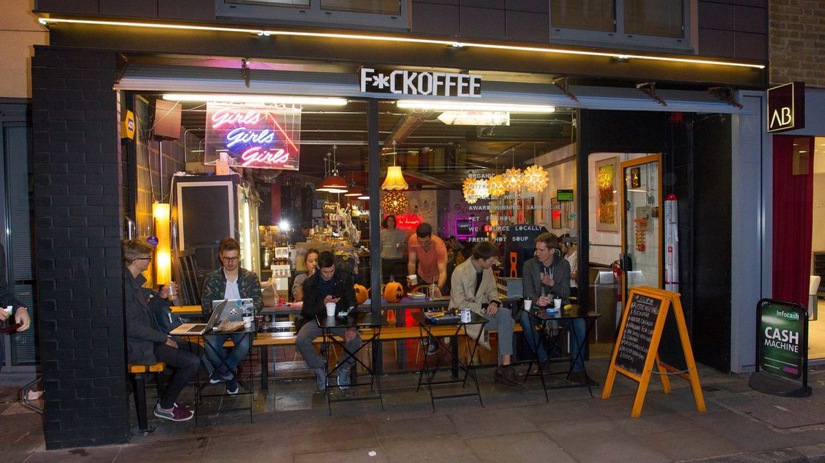 Londýnská kavárna pod palbou kritiky, střílela si z Číny a tlouštíků
